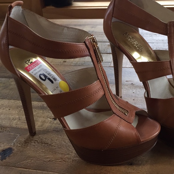 New Listing💋Michael Kors Tan Heels - Picture 4 of 7